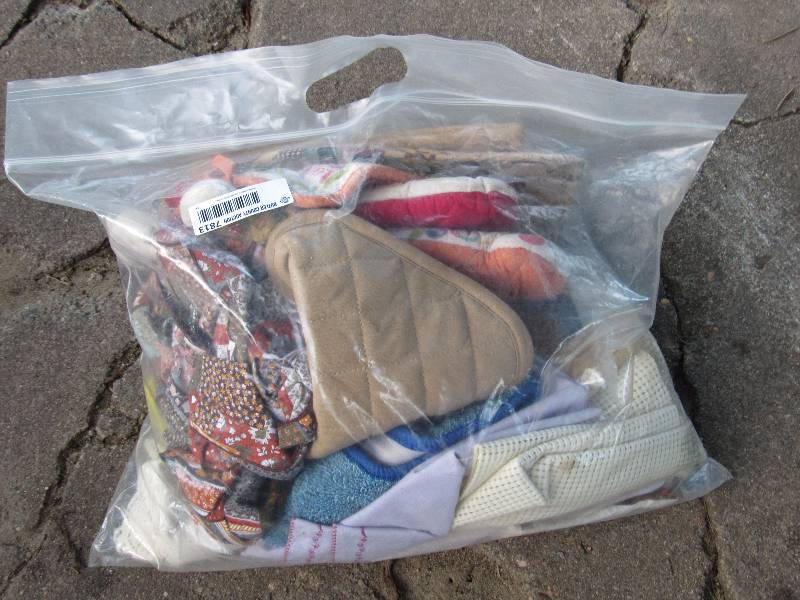 lot 7813 image: Bag of oven mitts and Hot Pads