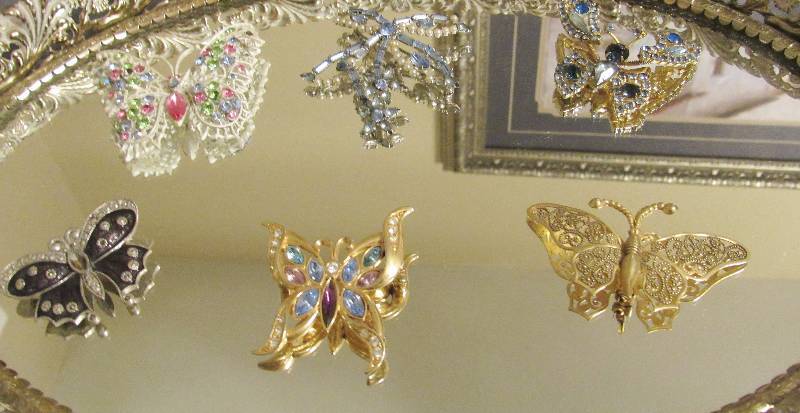 lot 7818 image: Assortment of 6 butterfly pins -pretty