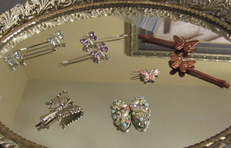 lot 7819 image: Assortment of butterfly pins and hair clips