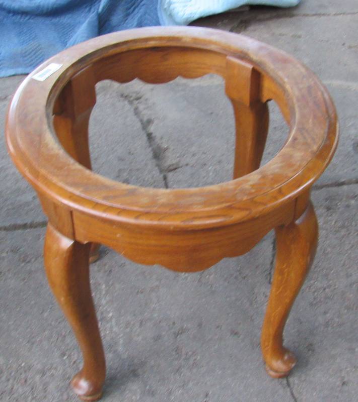 lot 7829 image: Oval Table w Glass Top - neat style