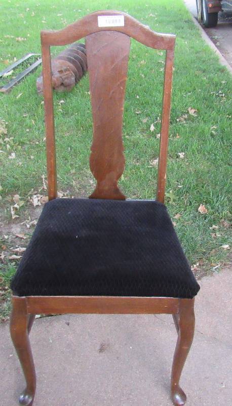 lot 7830 image: Wood Chair w padded seat