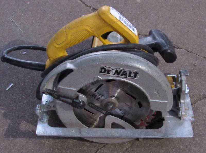 lot 7849 image: DeWalt - 7-14 circular saw - works