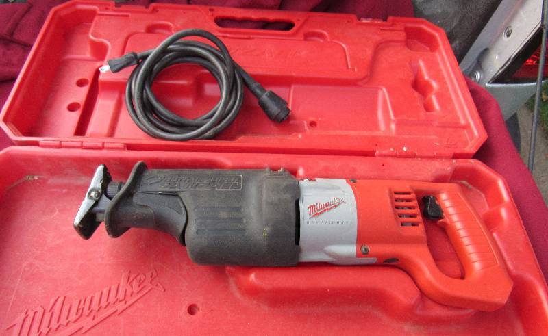lot 7857 image: Milwaukee Sawzall - wrench-less blade change Works with case