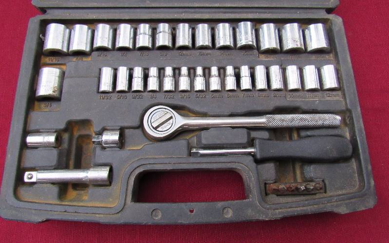 lot 7861 image: Socket Set in Case - 38 drive - 35 pieces - a must have