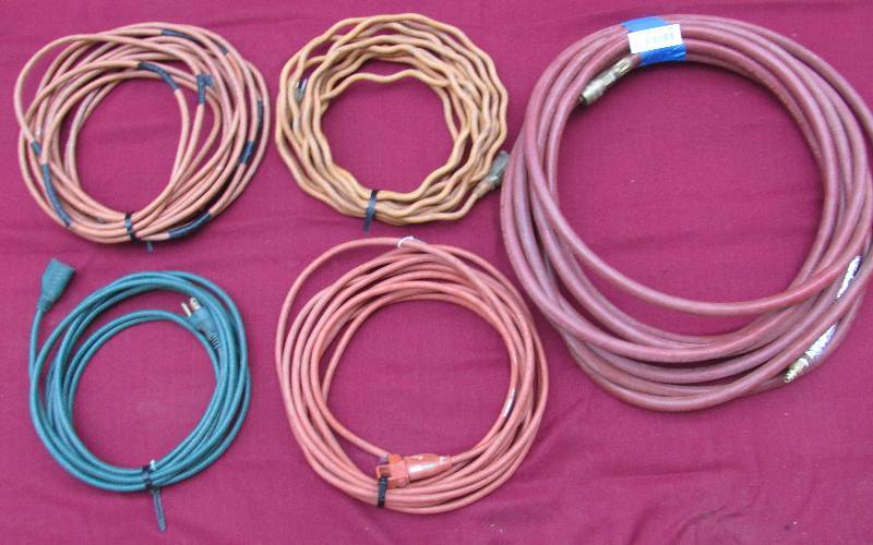 lot 7863 image: Lot of Extension Cords and an Air Hose. See photos