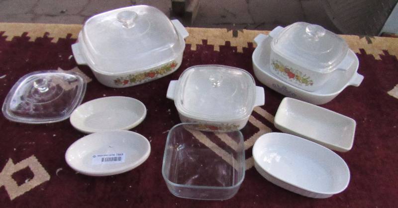 lot 7869 image: Glass baking dishes - 14 pieces w 4 lids - awesome set up