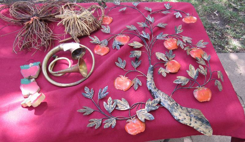 lot 7872 image: Lot of Home Decor - Brass horns, apple tree wall hanging, wicker wall art and wooden apple hanging art