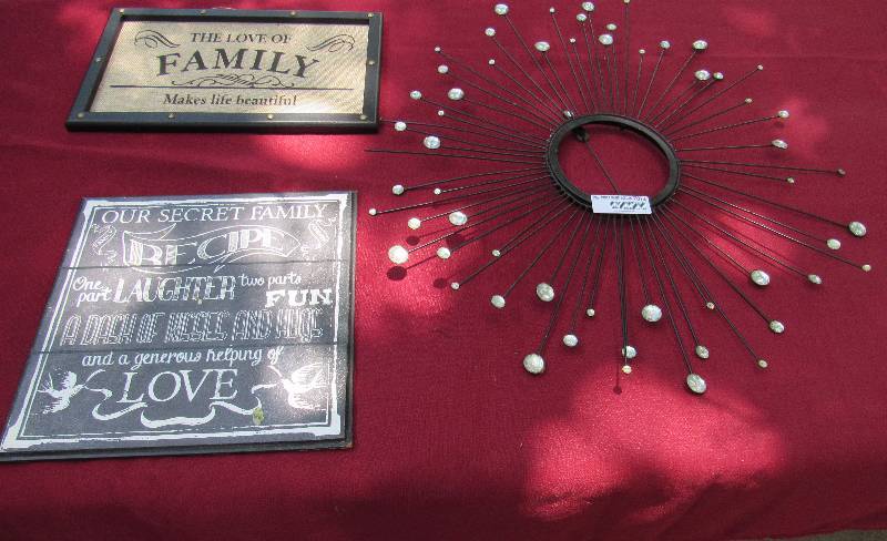 lot 7873 image: Lot of 2 FAMILY saying signs and 1 metal wall art piece - COOL