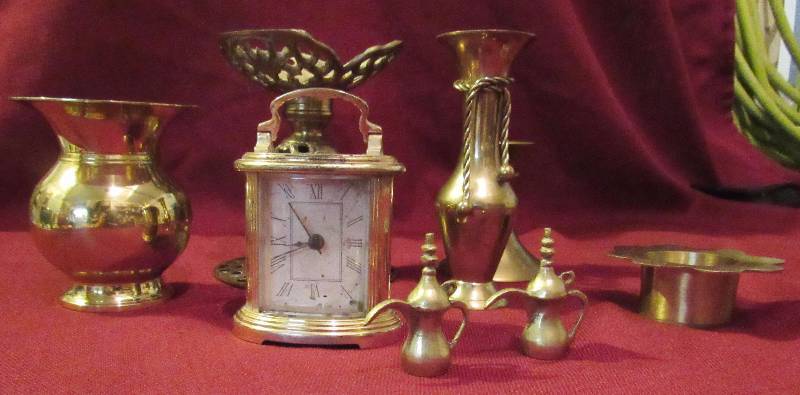 lot 7909 image: Lot of 8 pieces of Brass Home Dcor - Candle Holders, pot, etc � see photo