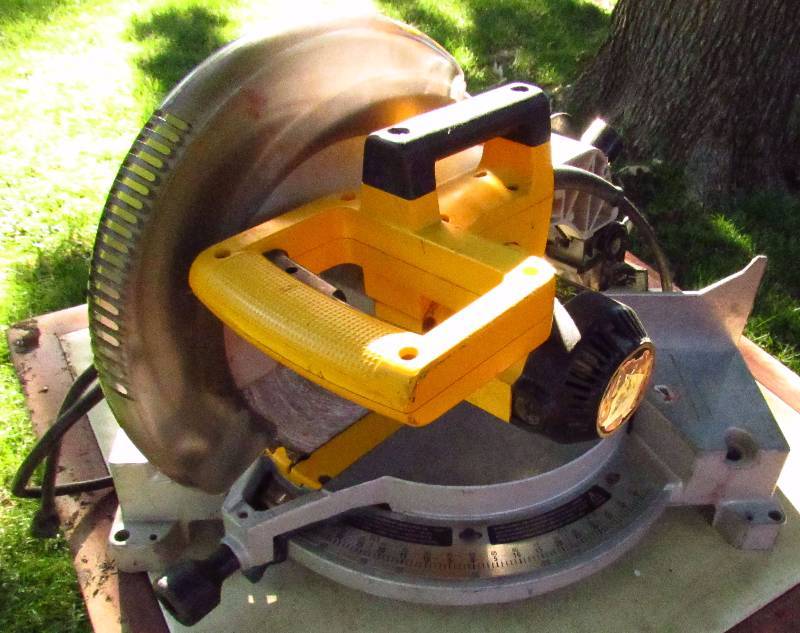 lot 7926 image: DeWalt 12 Compound Miter Saw - M# DW705 - WORKS