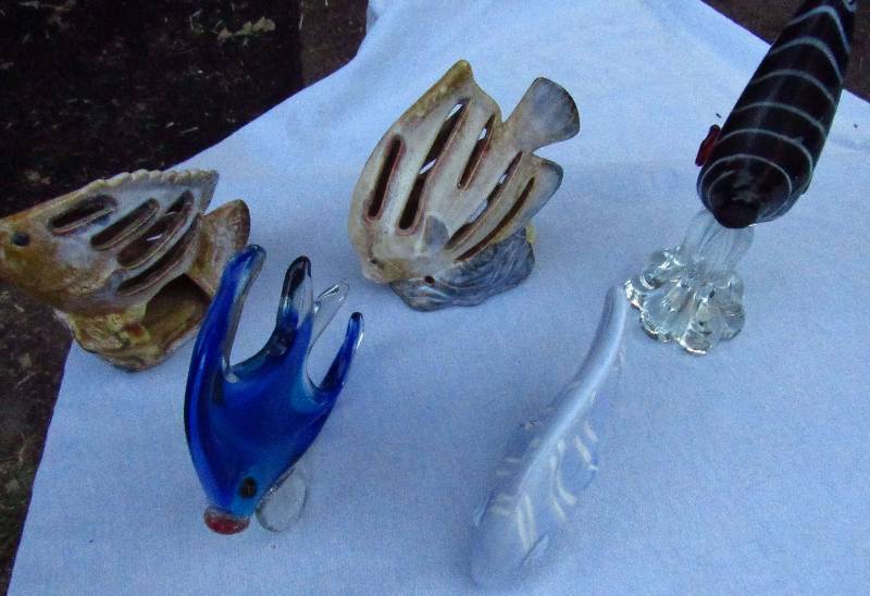 lot 7946 image: Ceramic and Glass Fish - Decorative Pieces