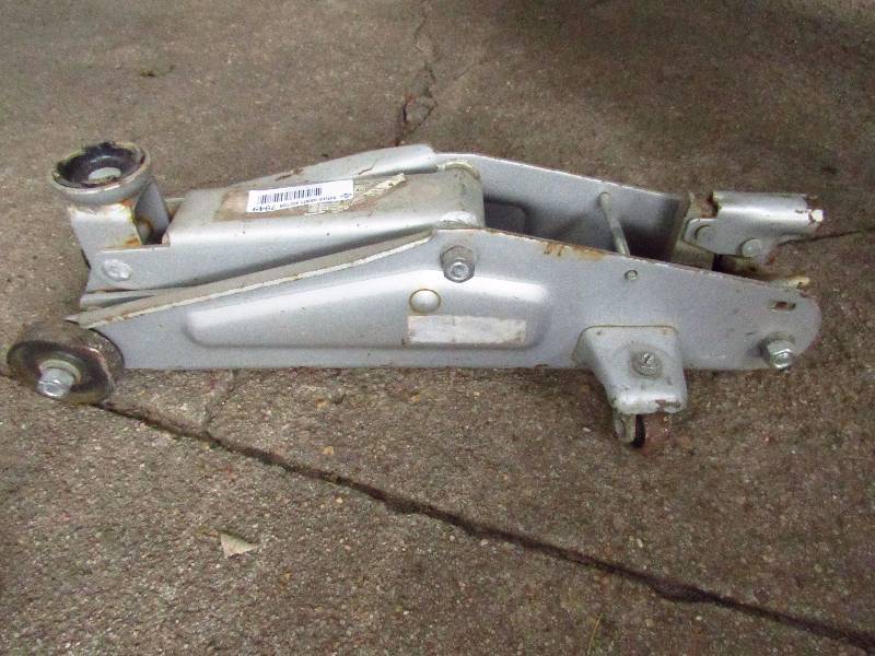 lot 7949 image: Floor Jack