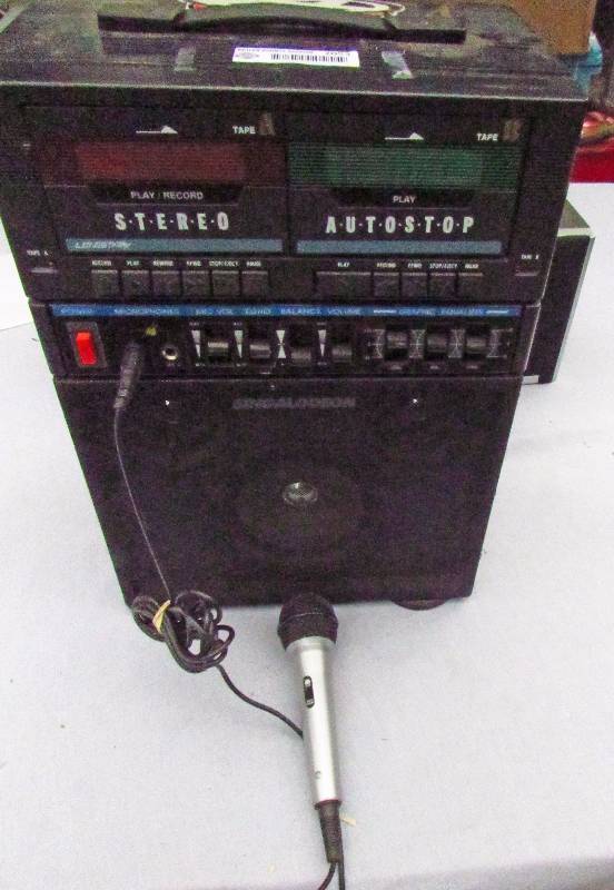 lot 2053 image: Karaoke Machine w microphone SINGALODEON - COOL