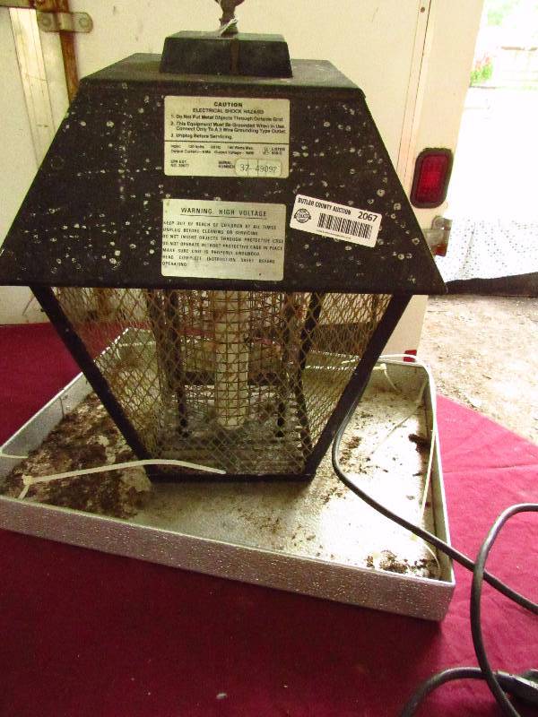 lot 2067 image: Bug Zapper - w collecting tray - Works Zzzzzap those flying pests
