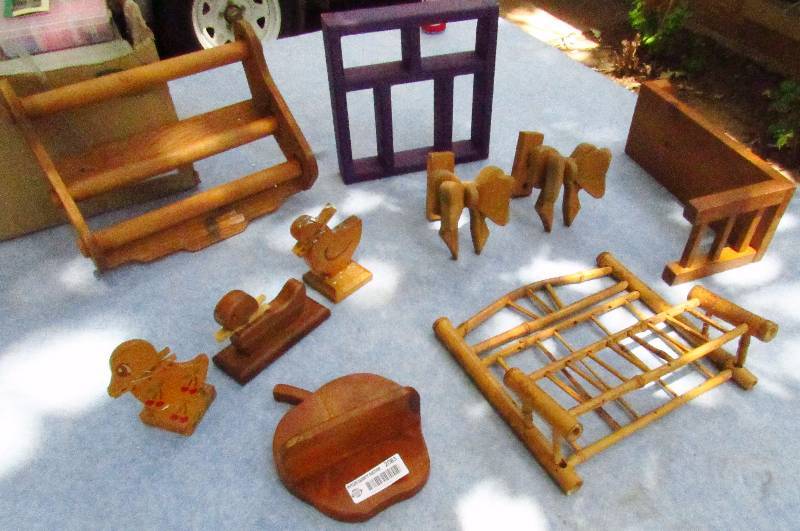 lot 2083 image: Lot of Wood Dcor - Small knick-knack Shelves, Ducks, Bows and wall hangings - Cute