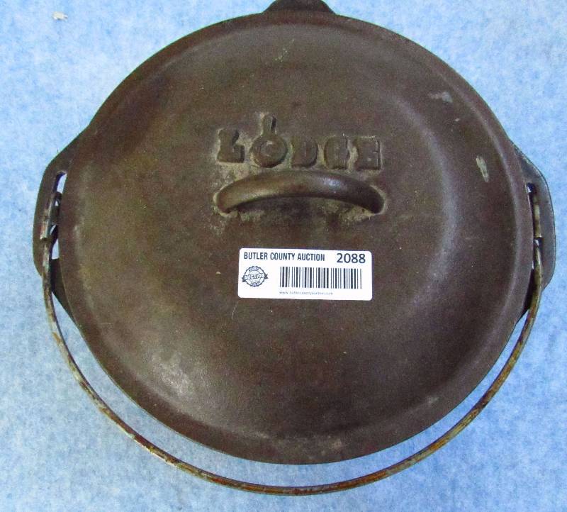 lot 2088 image: Cast Iron Dutch Oven - Lodge Brand w Lid Nice - See photos
