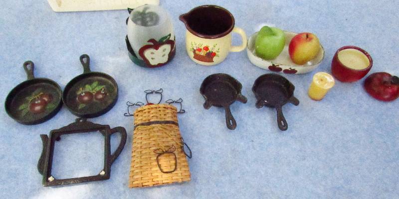 lot 1282 image: Home Dcor - Apple Themed - Candles, Wall Hangings, Creamer, Skillets, etc - see photo