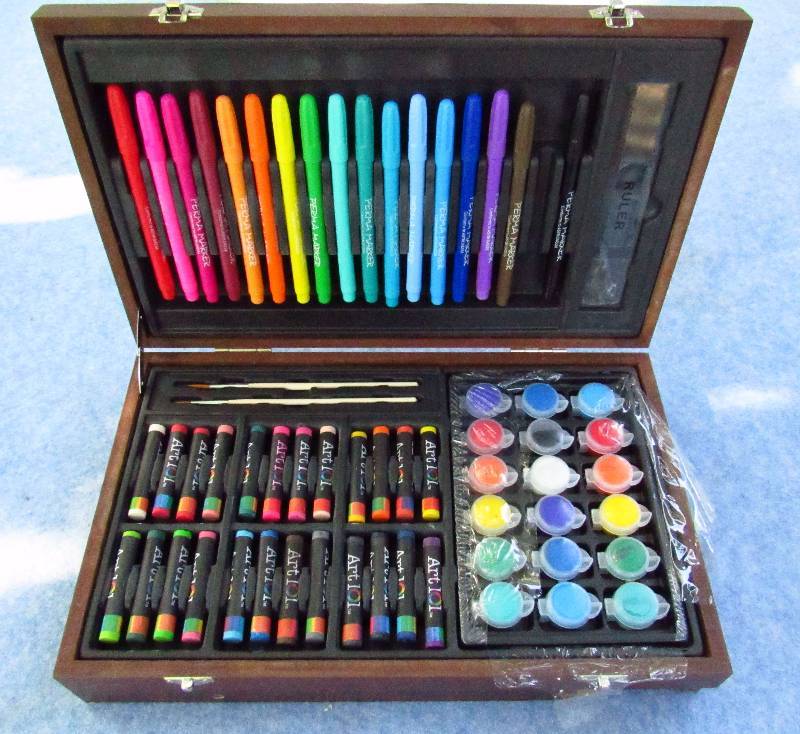lot 1286 image: Artists Kit - Painting, Drawing, etc. Markers, Paint and more in a carrying case - NEW