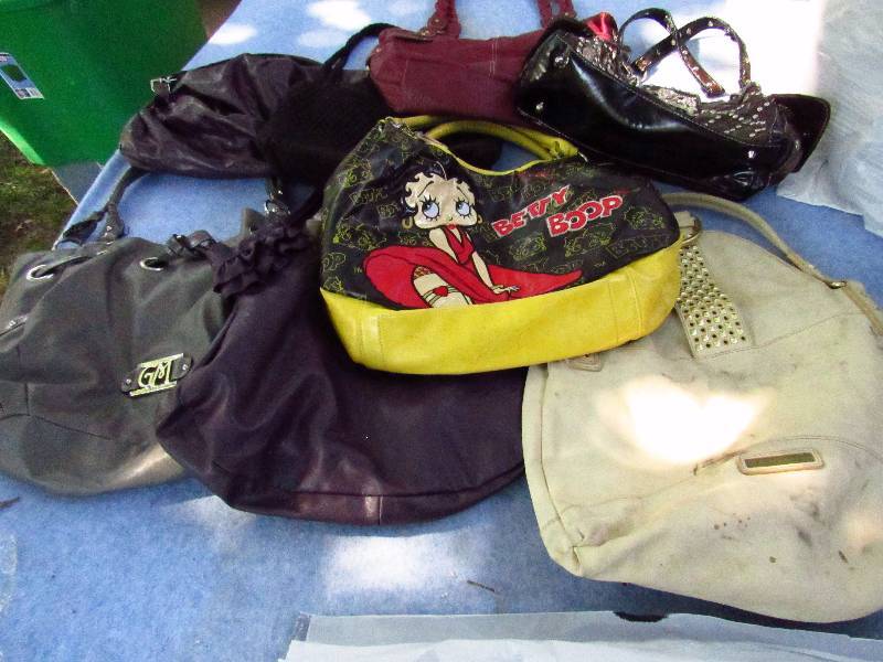 lot 1288 image: Lot of 8 Purses - Betty Boop and other fashion purses