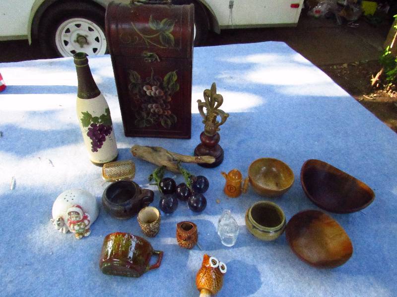 lot 1294 image: Home Dcor - Salt and Pepper Shakers, Wood Bowls, Misc items - Classy Lot