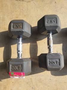 lot 9141 image: Pair of Rubber Coated 30lb Dumbbells