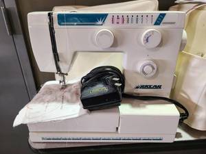 lot 22586 image: Riccar 551 Sewing Machine W Cover