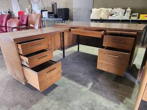 lot 22600 image: 1987 Alma L-Shaped Desk W 6 Drawers and a Pull-out