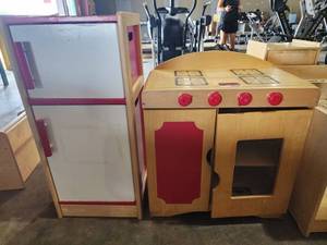lot 22627 image: Childrens 2 Piece Kitchenet
