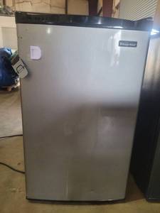 lot 22717 image: Magic Chef MCBR440S2 Mini Refrigerator