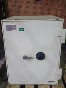 lot 22724 image: Hamilton Safe W Dial Entry 2127mp