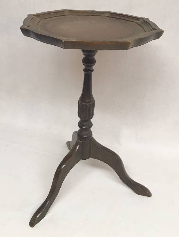 lot 9151 image: Old Wooden 3 Leg Side Table
