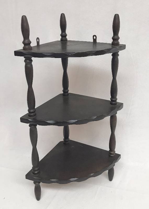 lot 9169 image: Pretty Corner Wall Shelf