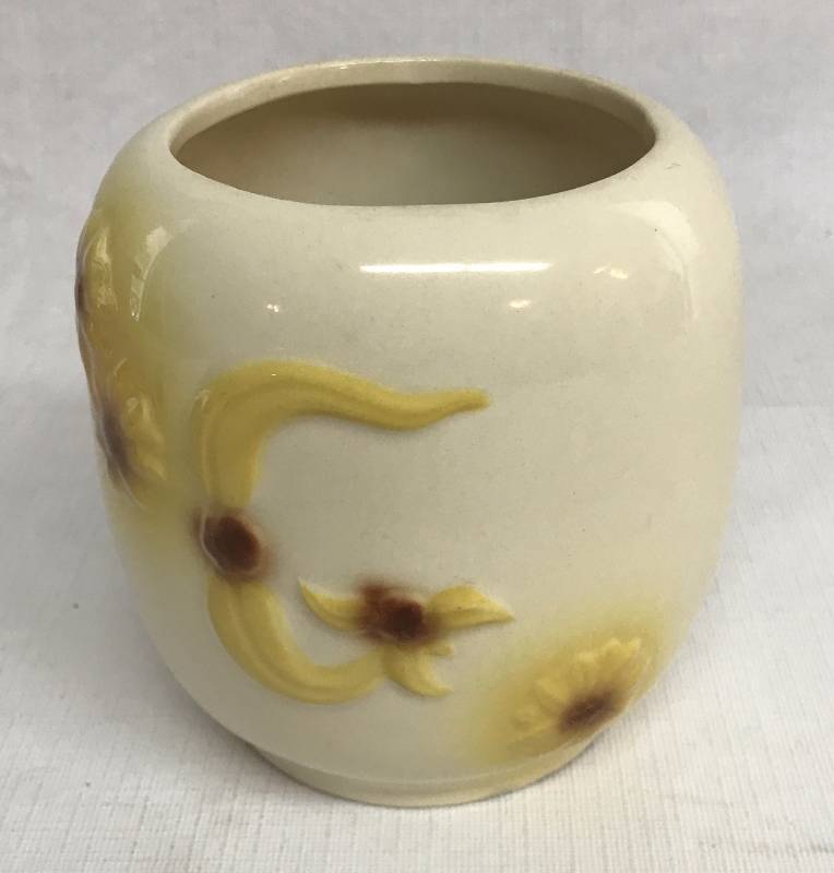 lot 9144 image: Hull Oven Proof no.43 Sunflower Pot