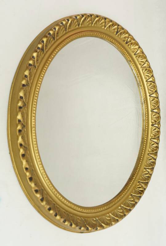 lot 2375 image: Hanging Oval Wall Mirror 17.5 x 23 - Plastic Frame (some wear) Mirror is nice