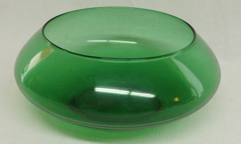lot 2384 image: Emerald Green Glass Decorative Table Bowl - Very Nice