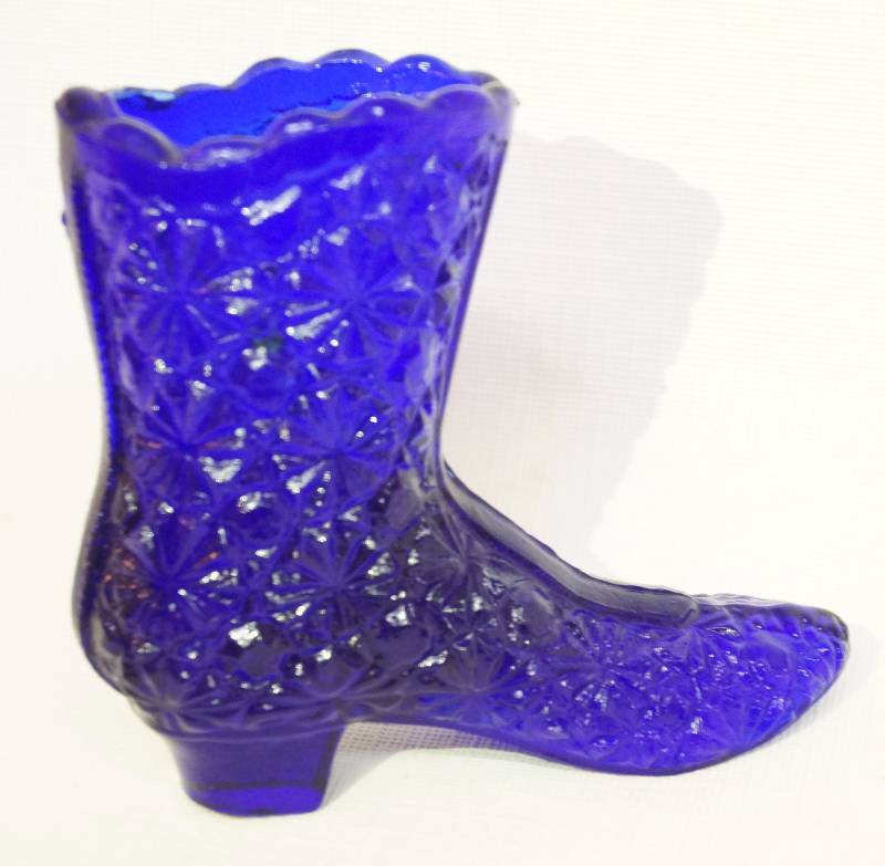 lot 2453 image: Vintage Fenton Blue Buttons & Bows Art Glass Boot -Nice
