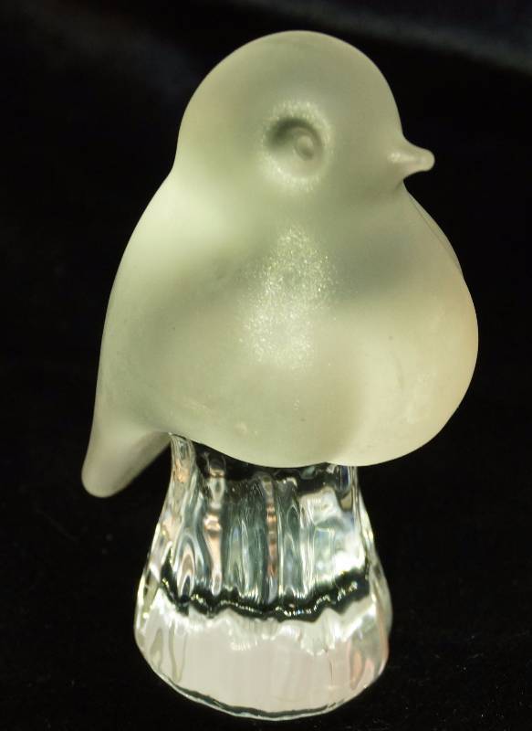 lot 2457 image: Pretty Frosted and Clear Glass Bird Figurine - Nice