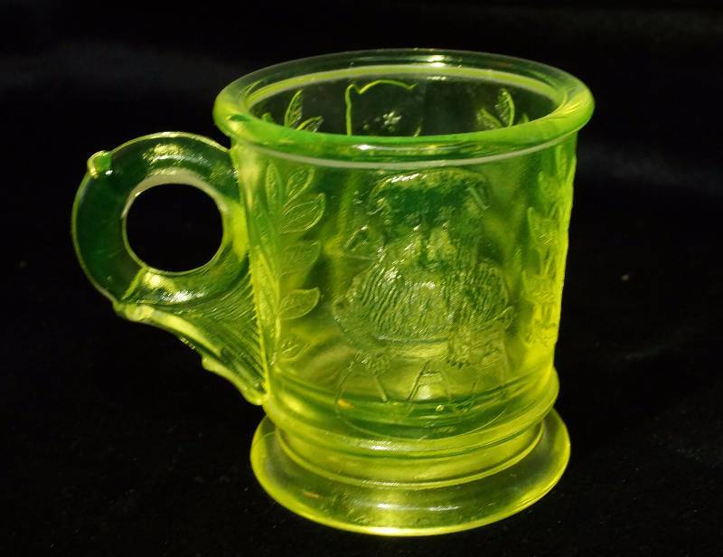 lot 2474 image: Vintage Mosser Glass Yellow Childs Mug with Bear & Stalks of Wheat Miniature cup
