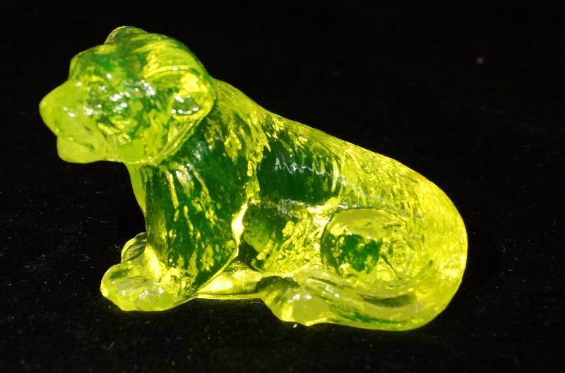 lot 2475 image: Vintage Boyds Yellow Glass Tiger - marked on the back hip with w B inside a diamond shape. See photos - NICE