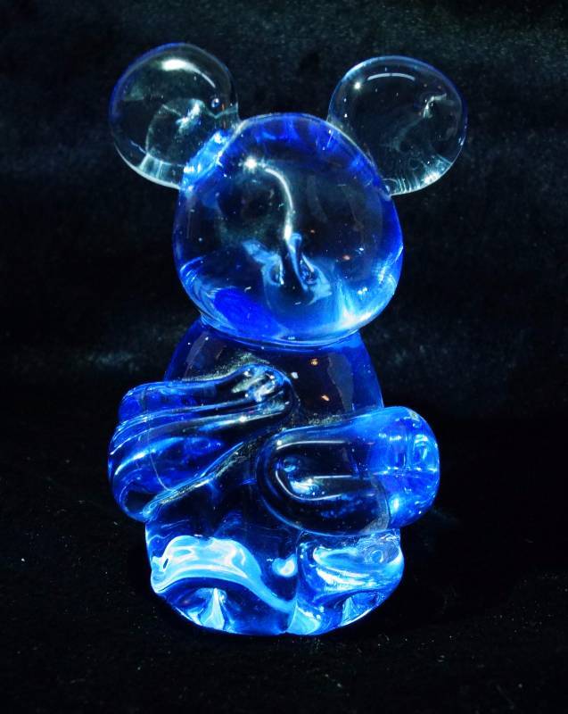 lot 2476 image: Blue Glass Mouse - United States Commemorative Fine Art Gallery - Very nice with original sticker on bottom