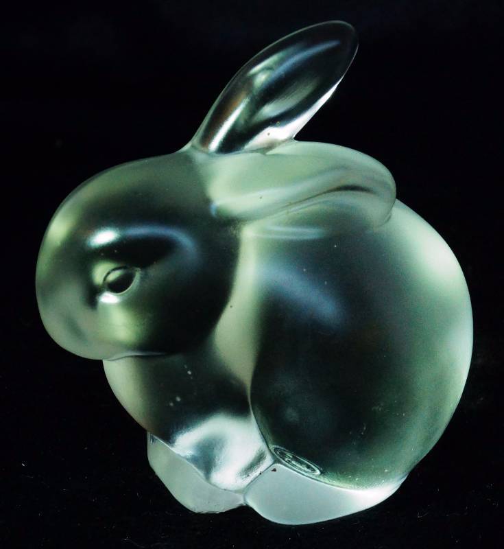 lot 2479 image: Frosted Glass Bunny Rabbit - Very nice and heavy - Fenton