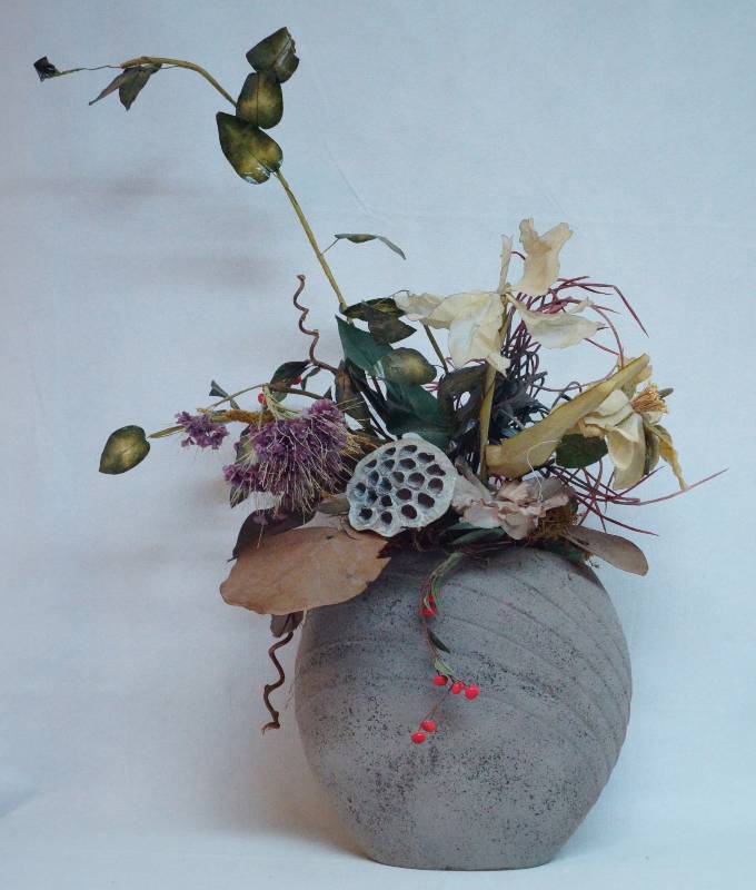 lot 2106 image: Large Decorative Vase with Floral Arrangement Included - Modern Style - Nice