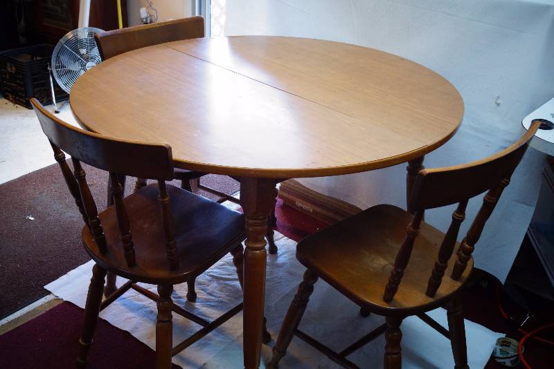 lot 2113 image: Round Dining Table w 1 leaf and 3 chairs - see photos