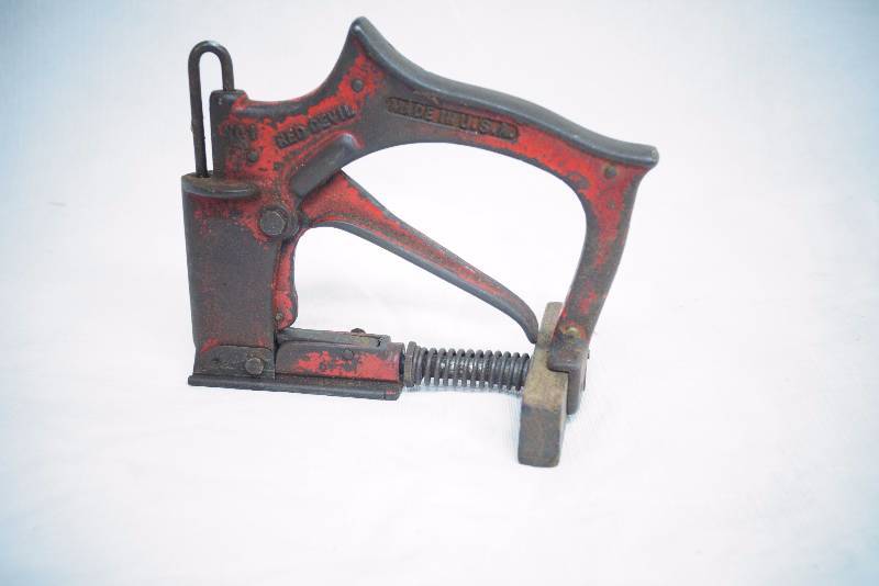 lot 2119 image: Vintage RED DEVIL Glaziers Point Driver  Tack Point Setter - WORKS