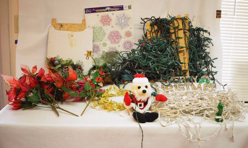 lot 9186 image: Assortment of Christmas Decorations and Christmas Lights