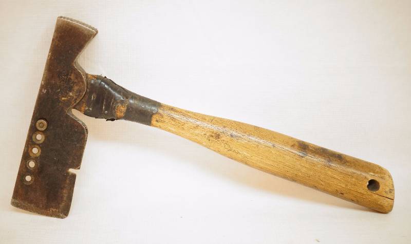 lot 9198 image: Hatchet
