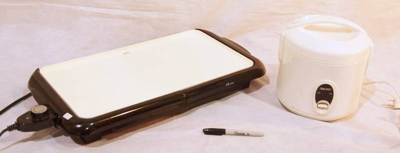 lot 5037 image: Oster 1450w Electric Griddle & Aroma Rice Cooker