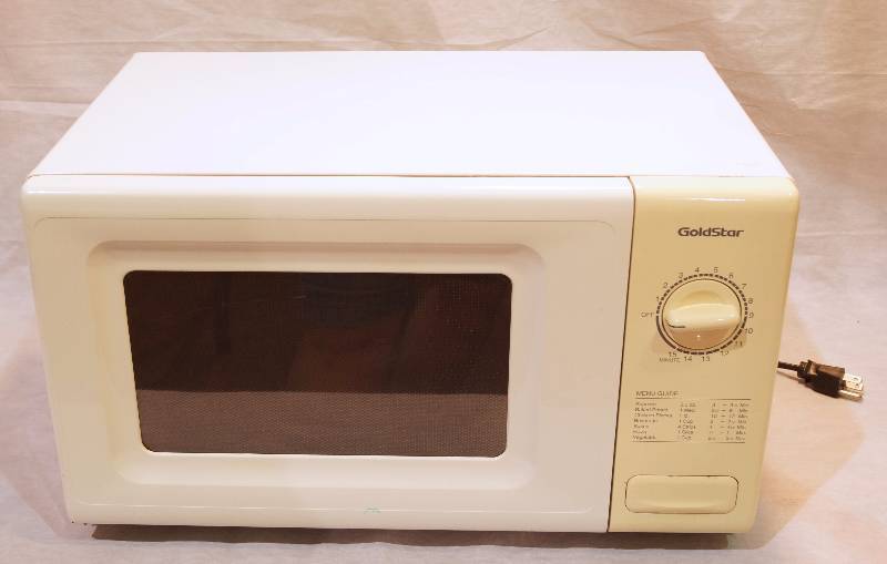 lot 5043 image: GoldStar MA-7801 Microwave