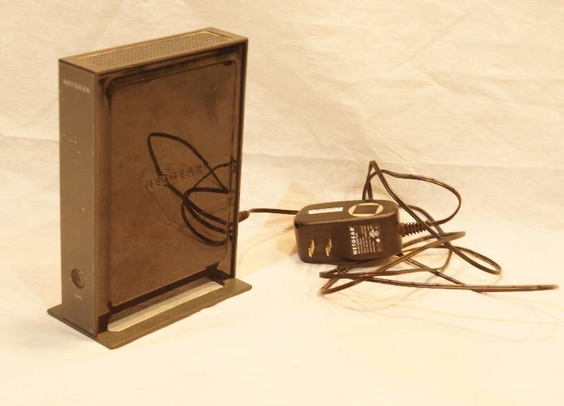 lot 5046 image: Netgear Computer Router with Power Supply