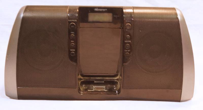 lot 5047 image: Memorex iPod Desktop Speaker with Clock